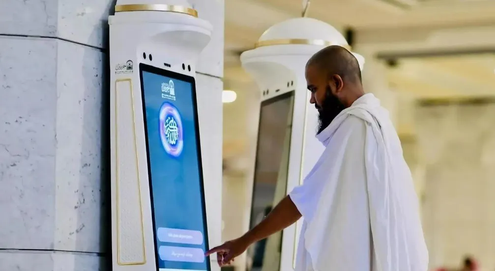 الذكاء الاصطناعي في خدمة ضيوف الرحمن.. ينظم الحشود ويوزع المياه ويفتي  